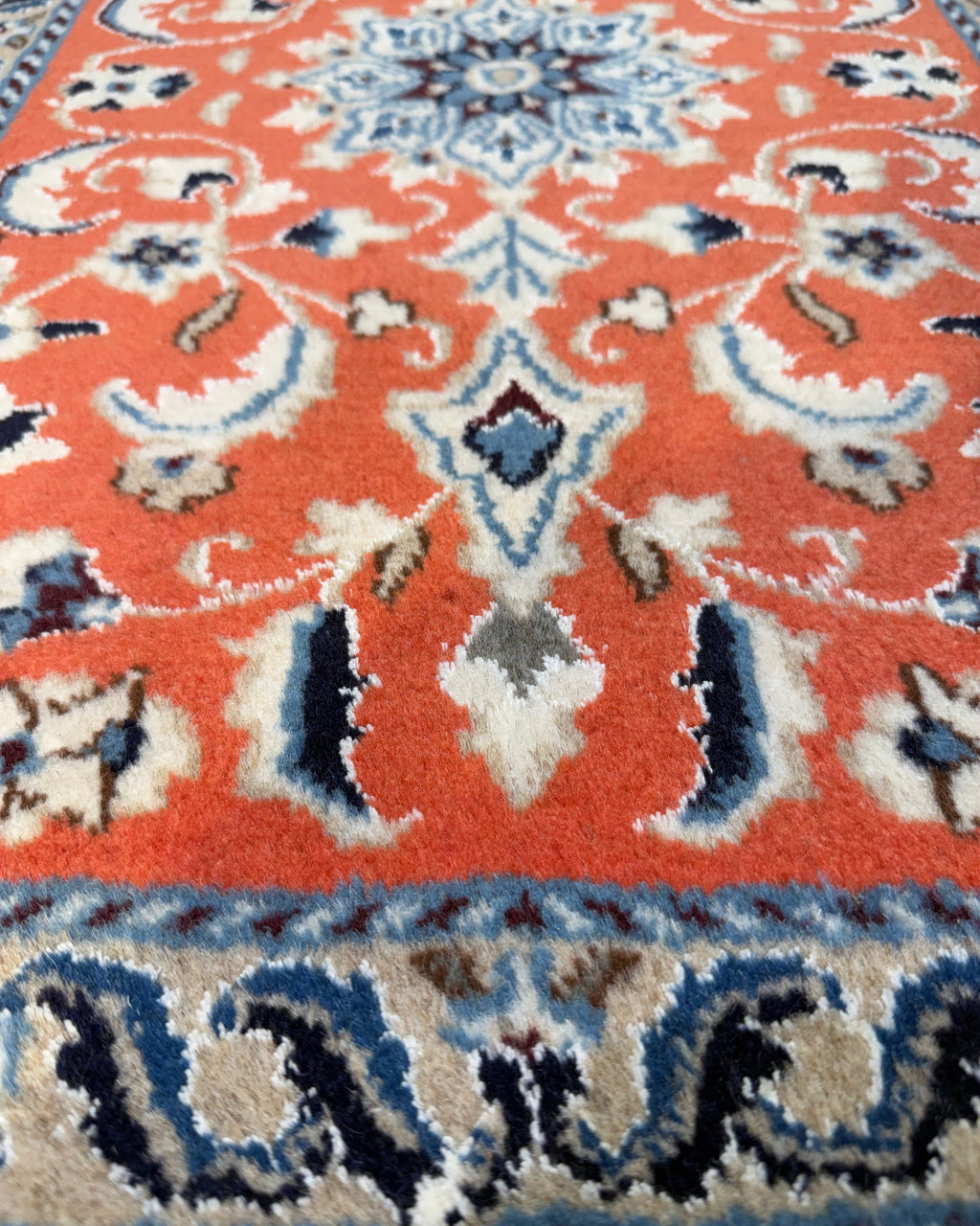 Tappeto persiano Nain 93x59 cm corallo con motivi floreali blu e avorio