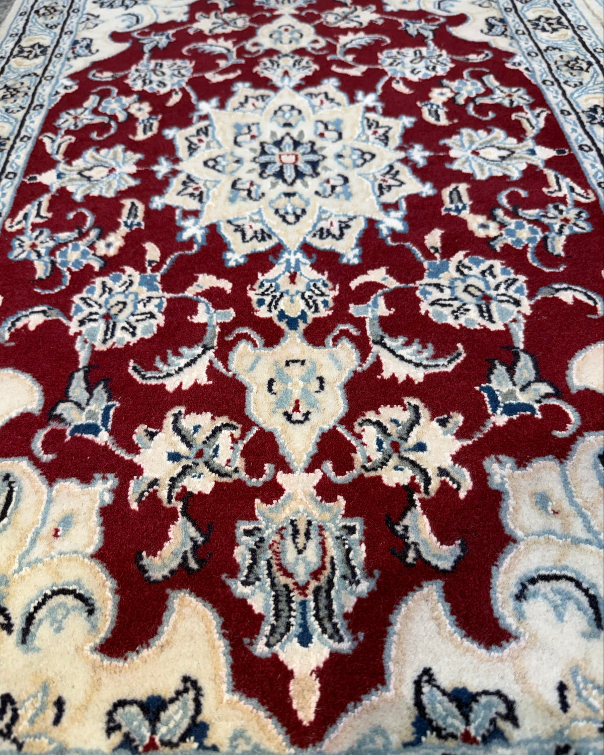 Nain 9La 95x53 cm, coppia di scendiletto bordeaux e avorio con medaglione e motivi floreali