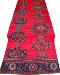Passatoia turca usata 330x114 cm annodata a mano con fondo rosso e motivi geometrici