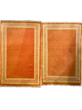 Pechino 92x61 cm - coppia di scendiletto annodati a mano con fondo arancio e bordura geometrica