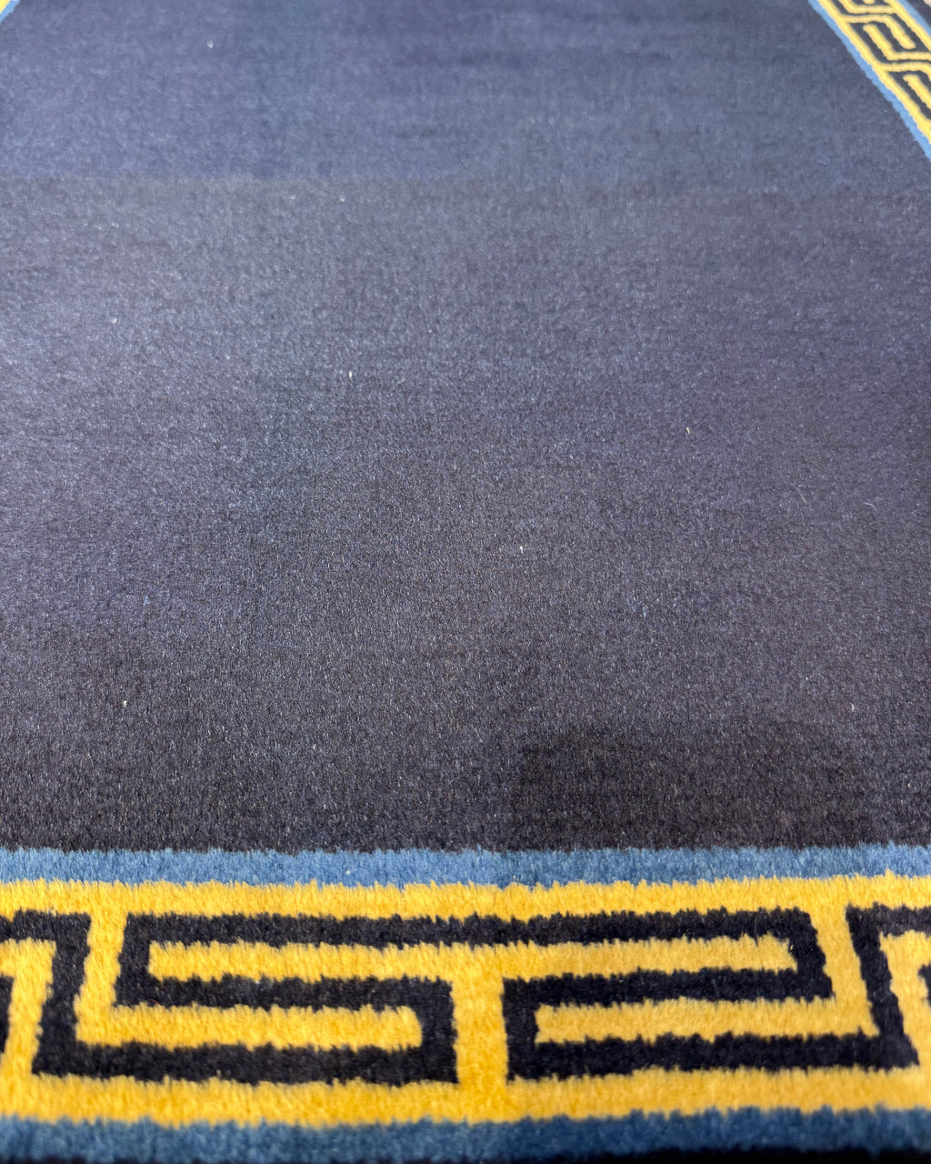 Pechino 92x62 cm - scendiletto annodato a mano blu scuro con bordura geometrica