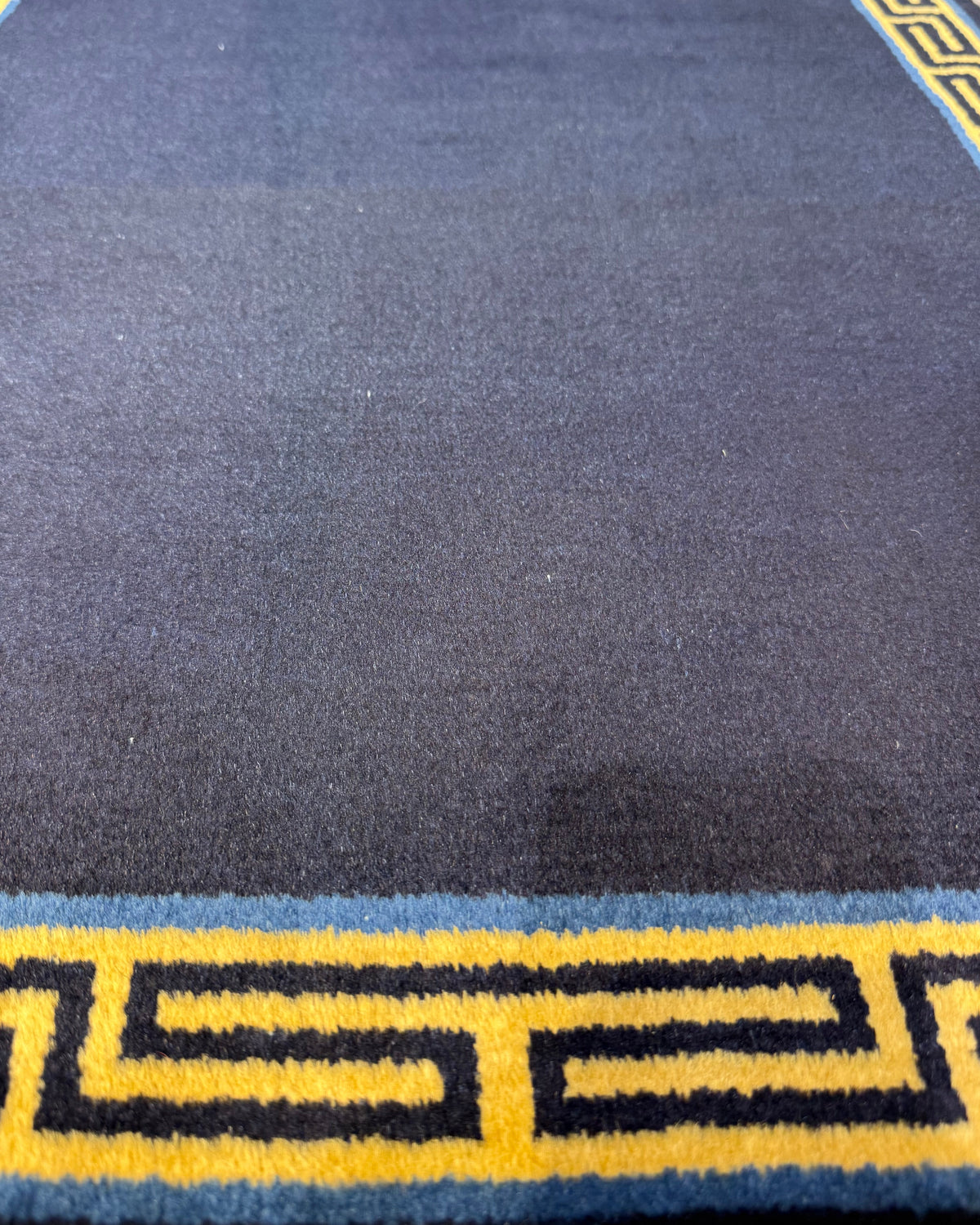 Pechino 92x62 cm - scendiletto annodato a mano blu scuro con bordura geometrica
