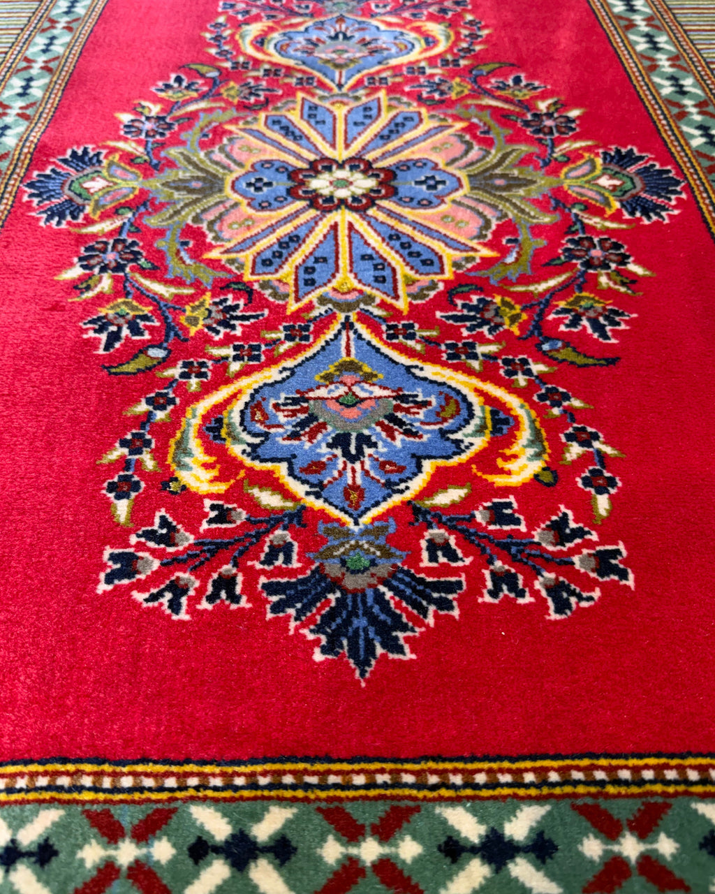 Qom Kork 70x100 cm - scendiletto persiano annodato a mano con fondo rosso e motivi floreali