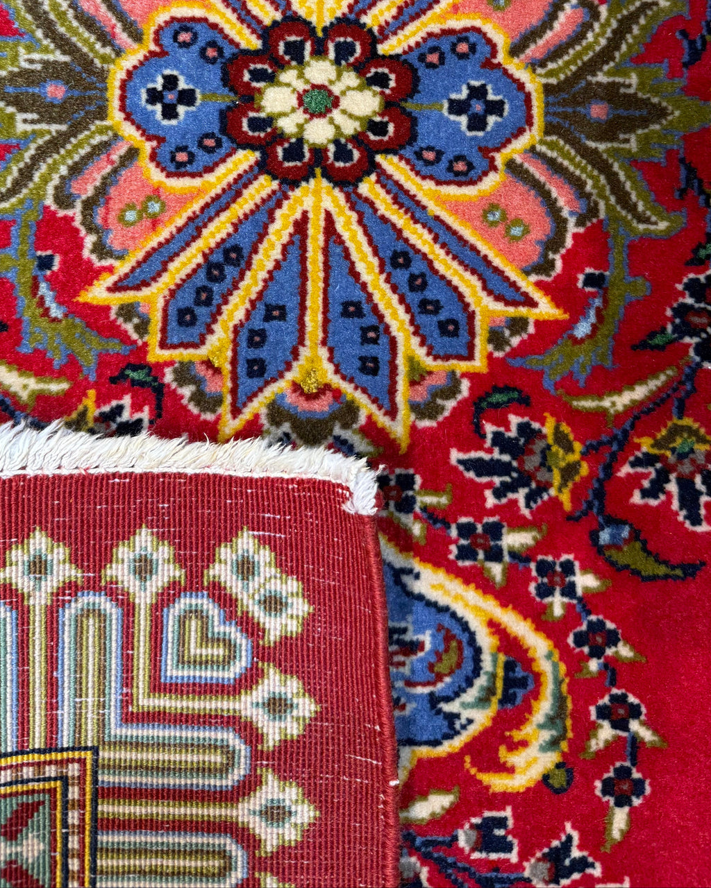 Qom Kork 70x100 cm - scendiletto persiano annodato a mano con fondo rosso e motivi floreali