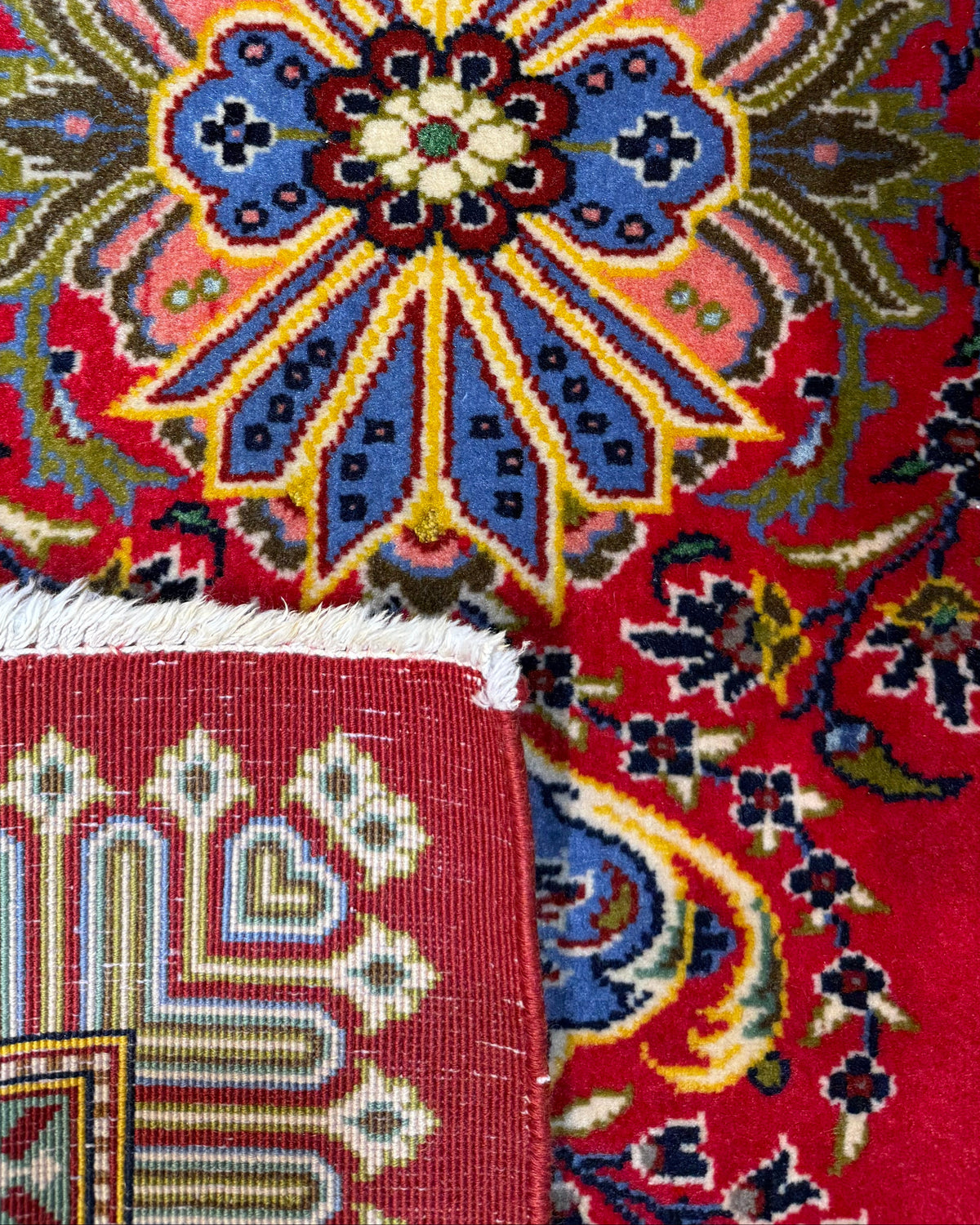 Qom Kork 70x100 cm - scendiletto persiano annodato a mano con fondo rosso e motivi floreali