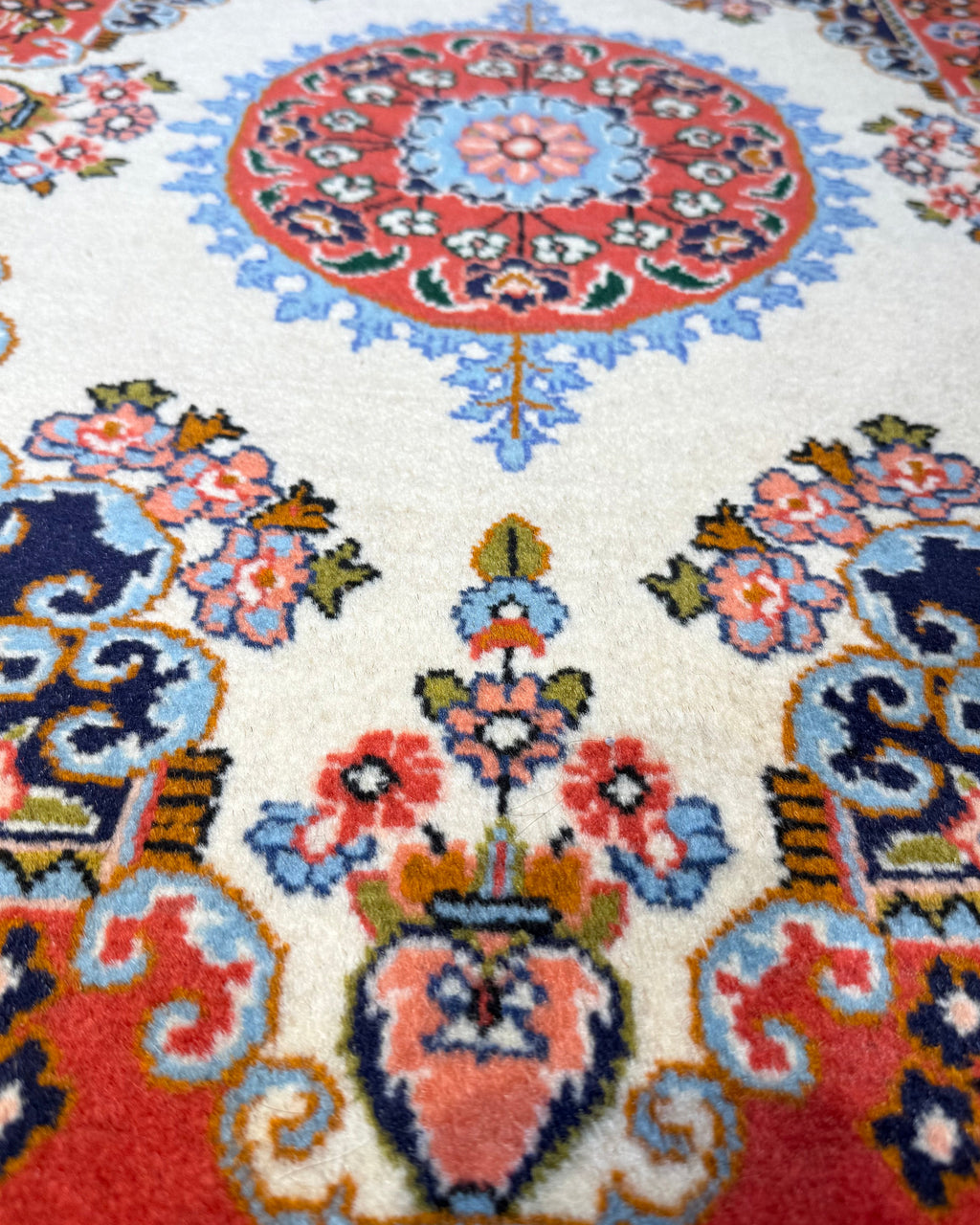Saruk 90x63 cm - coppia di scendiletto persiani in lana con fondo avorio, bordura rossa e medaglione floreale
