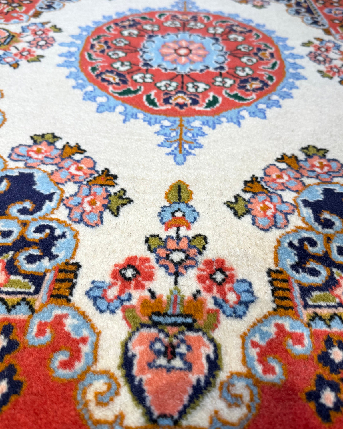 Saruk 90x63 cm - coppia di scendiletto persiani in lana con fondo avorio, bordura rossa e medaglione floreale