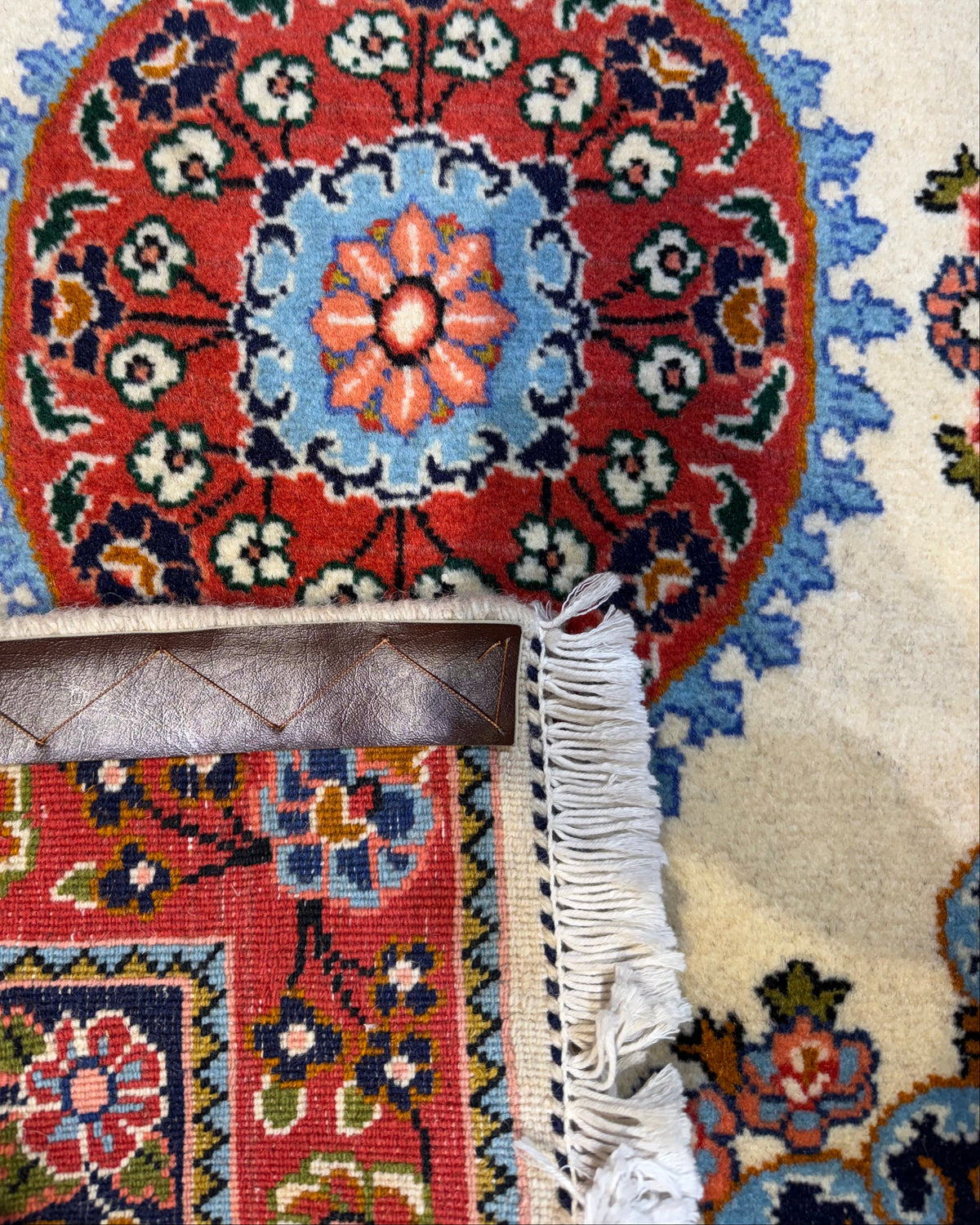 Saruk 90x63 cm - coppia di scendiletto persiani in lana con fondo avorio, bordura rossa e medaglione floreale