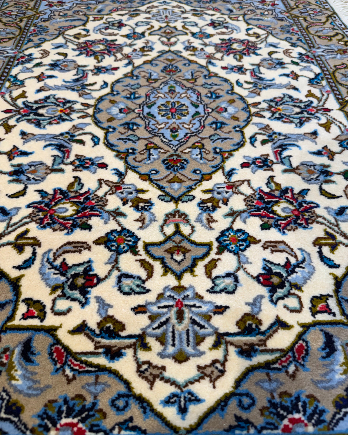 Scendiletto Kashan Shad Sar 70x100 cm avorio con medaglione centrale e motivi floreali