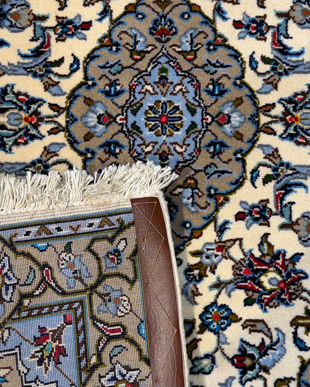 Scendiletto Kashan Shad Sar 70x100 cm avorio con medaglione centrale e motivi floreali