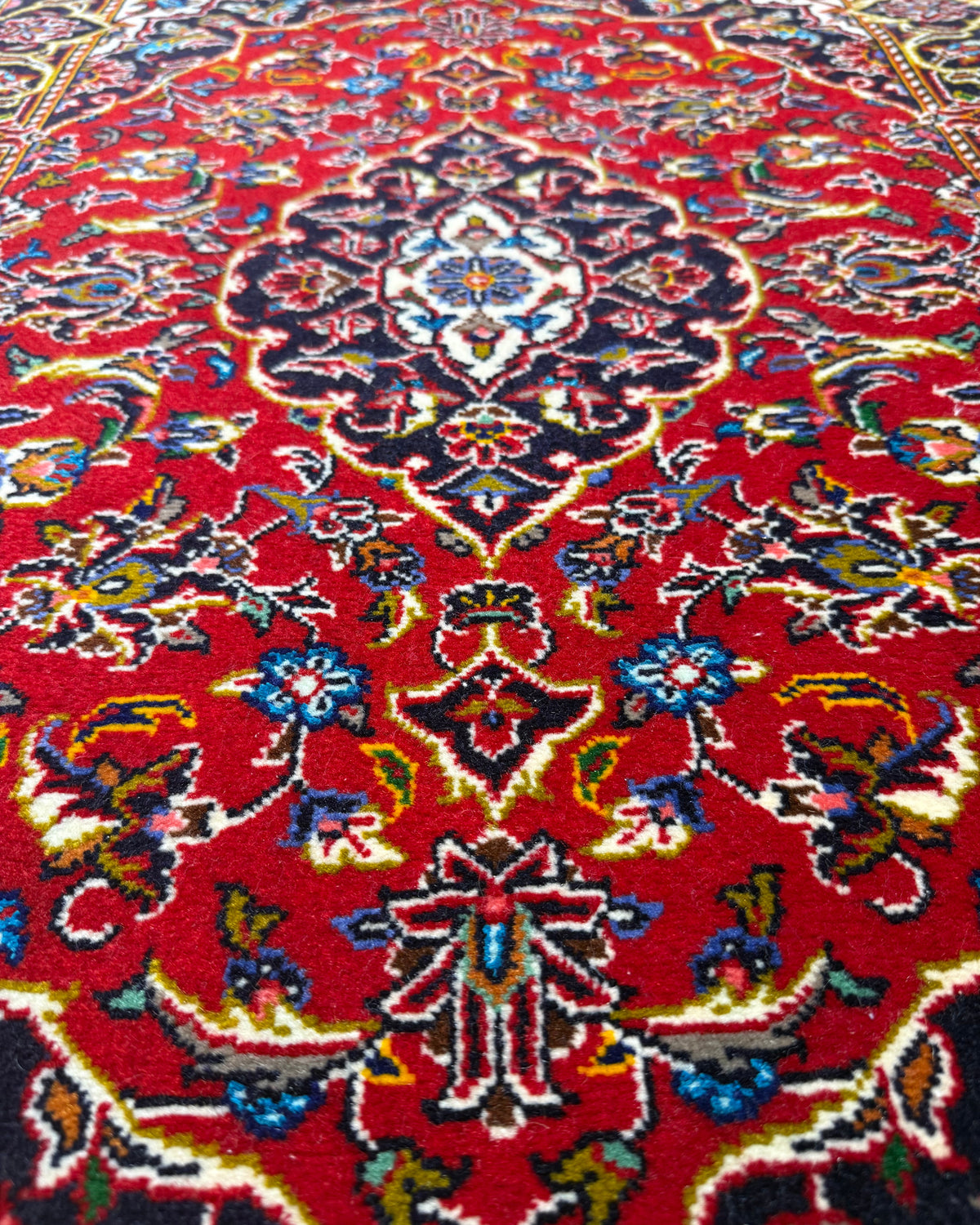 Scendiletto Kashan Shad Sar 70x100 cm rosso con medaglione centrale e motivi floreali