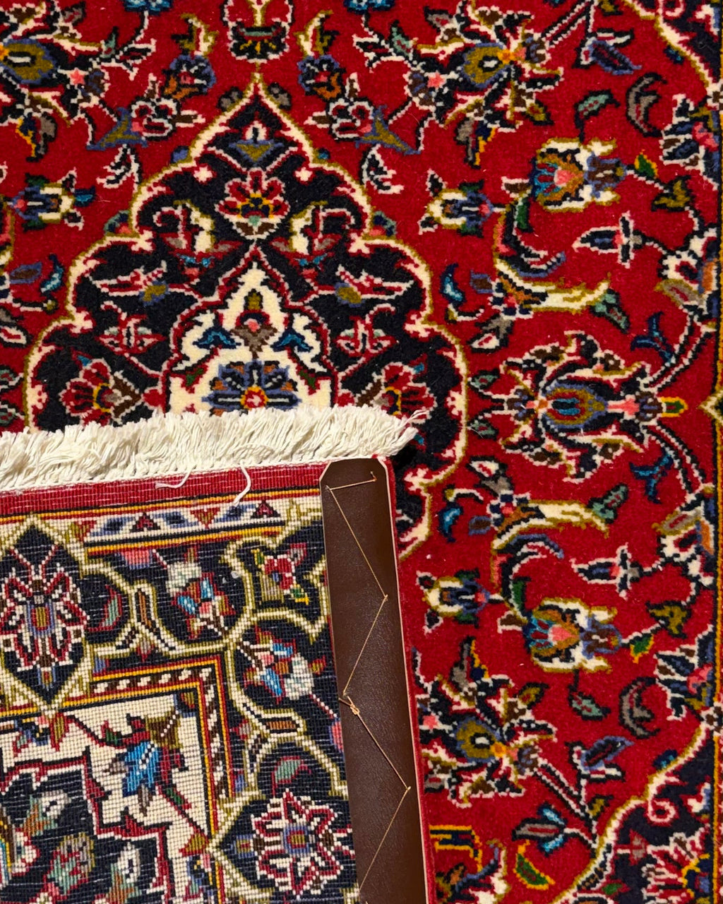 Scendiletto Kashan Shad Sar 70x100 cm rosso con medaglione centrale e motivi floreali