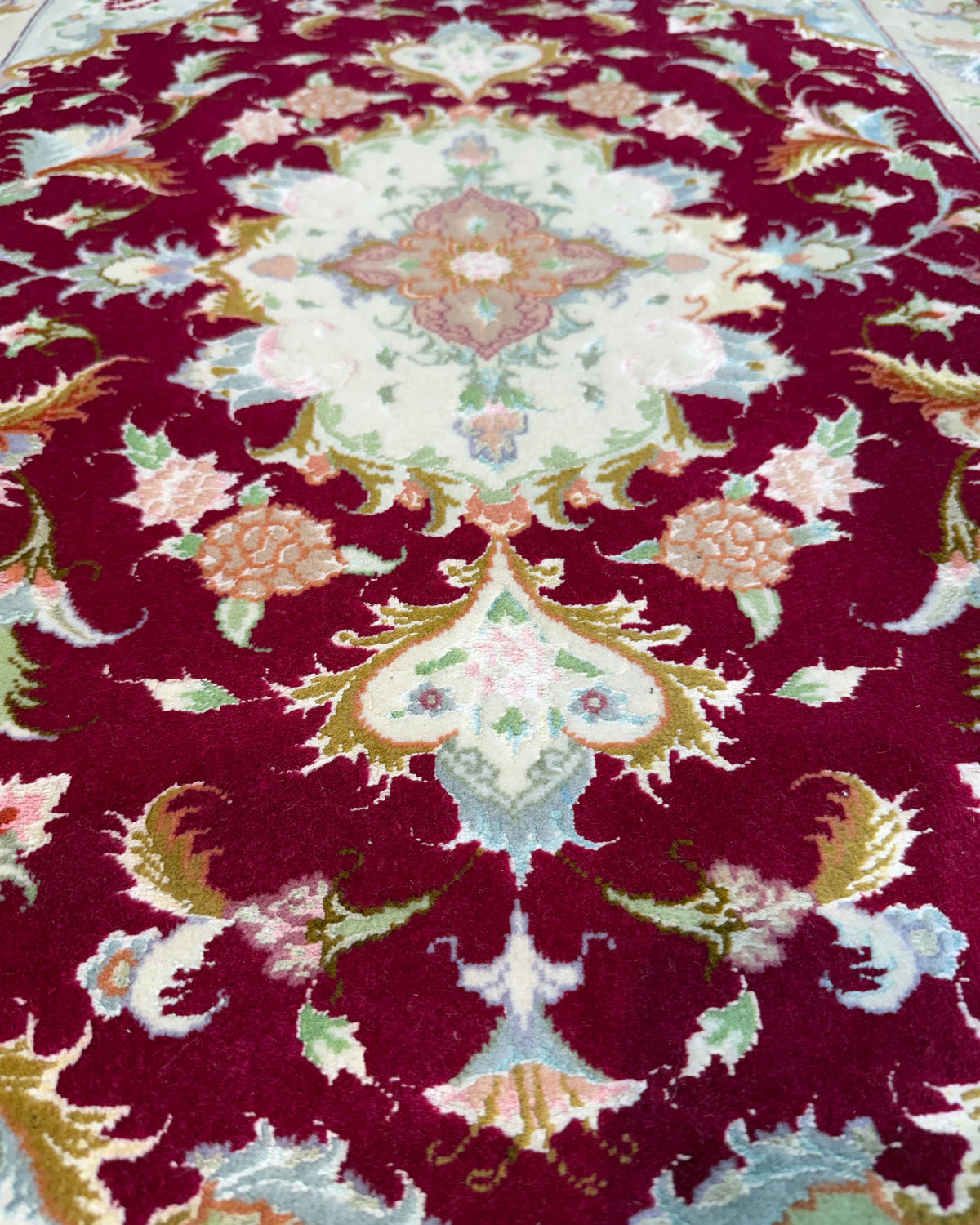 Tabriz 60 Raj 75x90 cm, scendiletto bordeaux con medaglione centrale avorio e motivi floreali