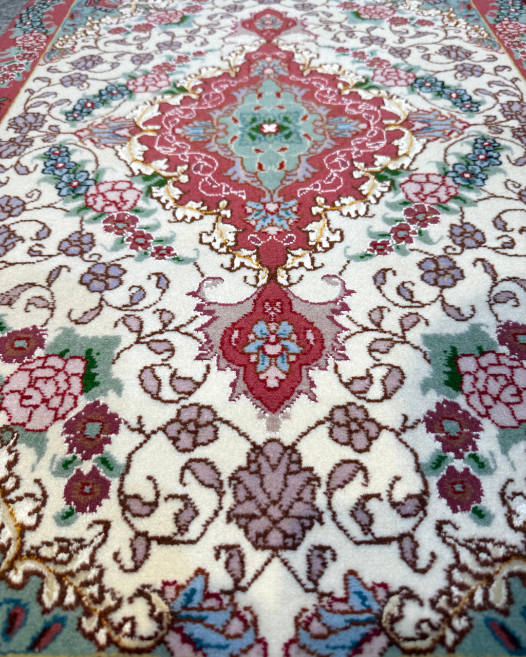 Tabriz 60 Raj misto seta 90x60 cm, coppia di scendiletto con medaglione rosso e motivi floreali