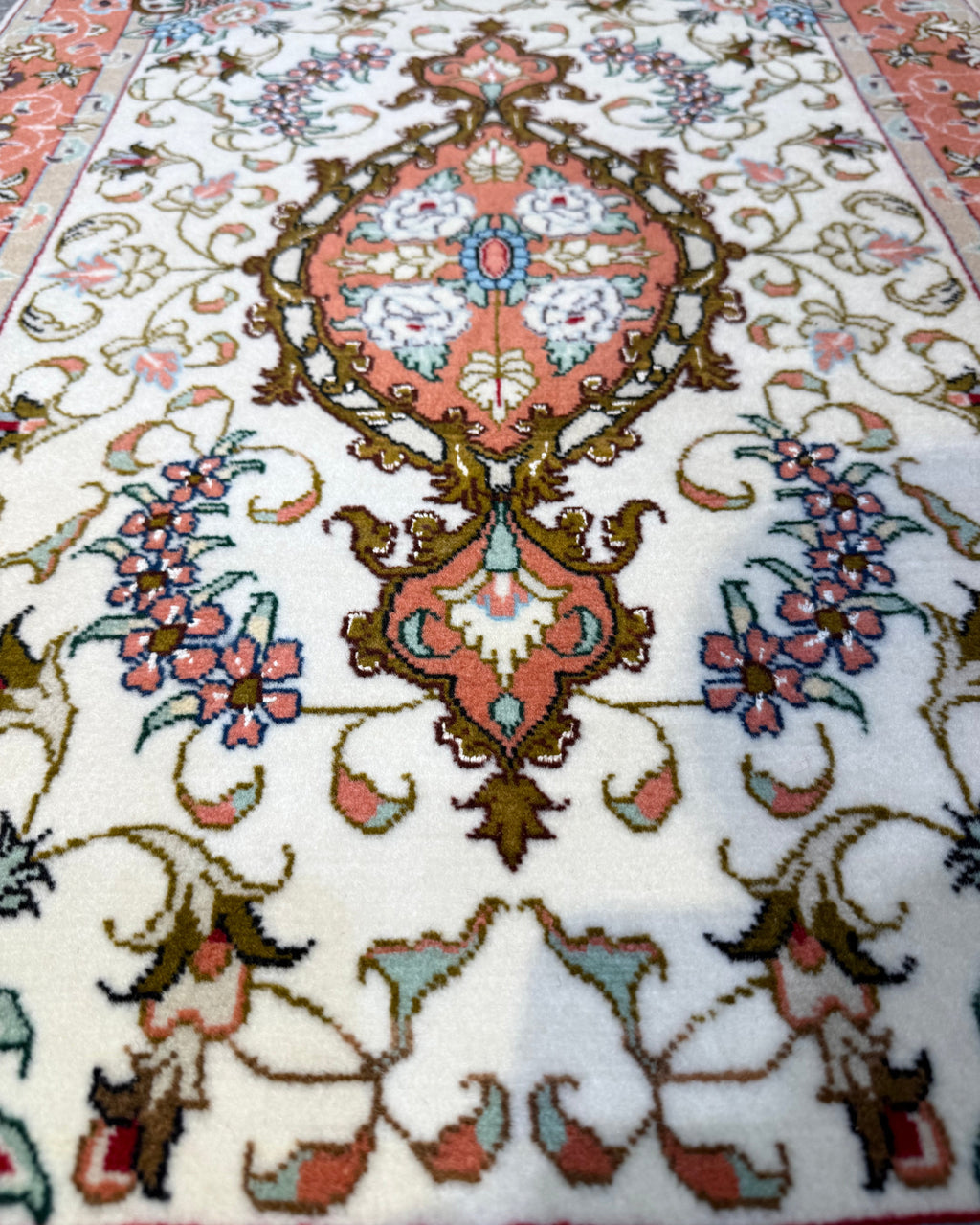 Tabriz 60 Raj misto seta 90x60 cm, coppia di scendiletto avorio e corallo con medaglione floreale