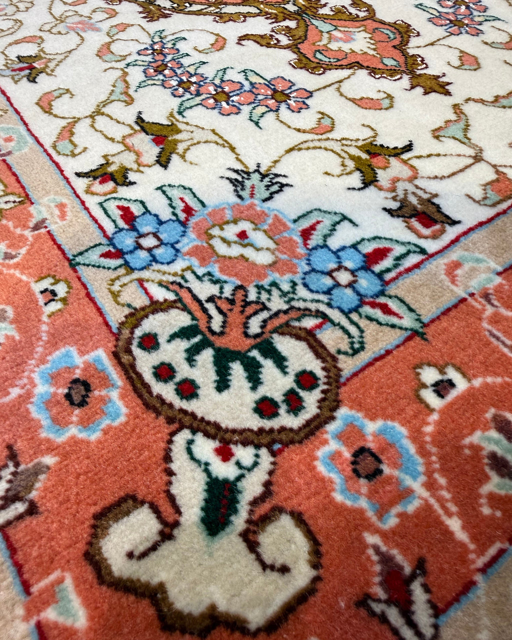 Tabriz 60 Raj misto seta 90x60 cm, coppia di scendiletto avorio e corallo con medaglione floreale