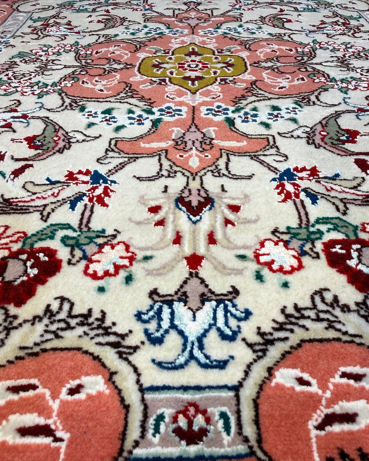 Tabriz 60 Raj misto seta 91x61 cm - coppia di scendiletto persiani corallo e avorio con motivo floreale