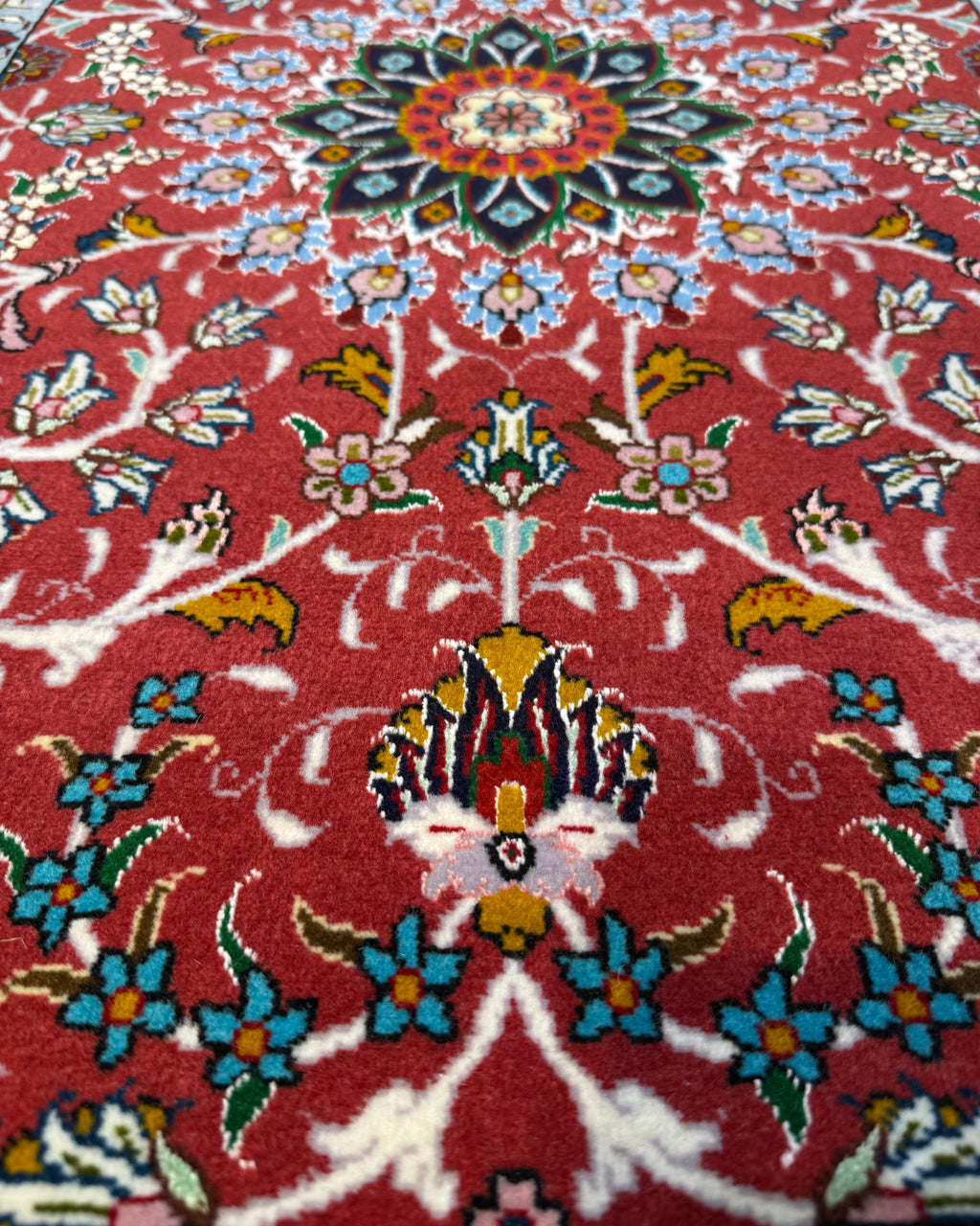 Tabriz 60 Raj misto seta 94x60 cm - scendiletto persiano annodato a mano con fondo rosso e medaglione floreale