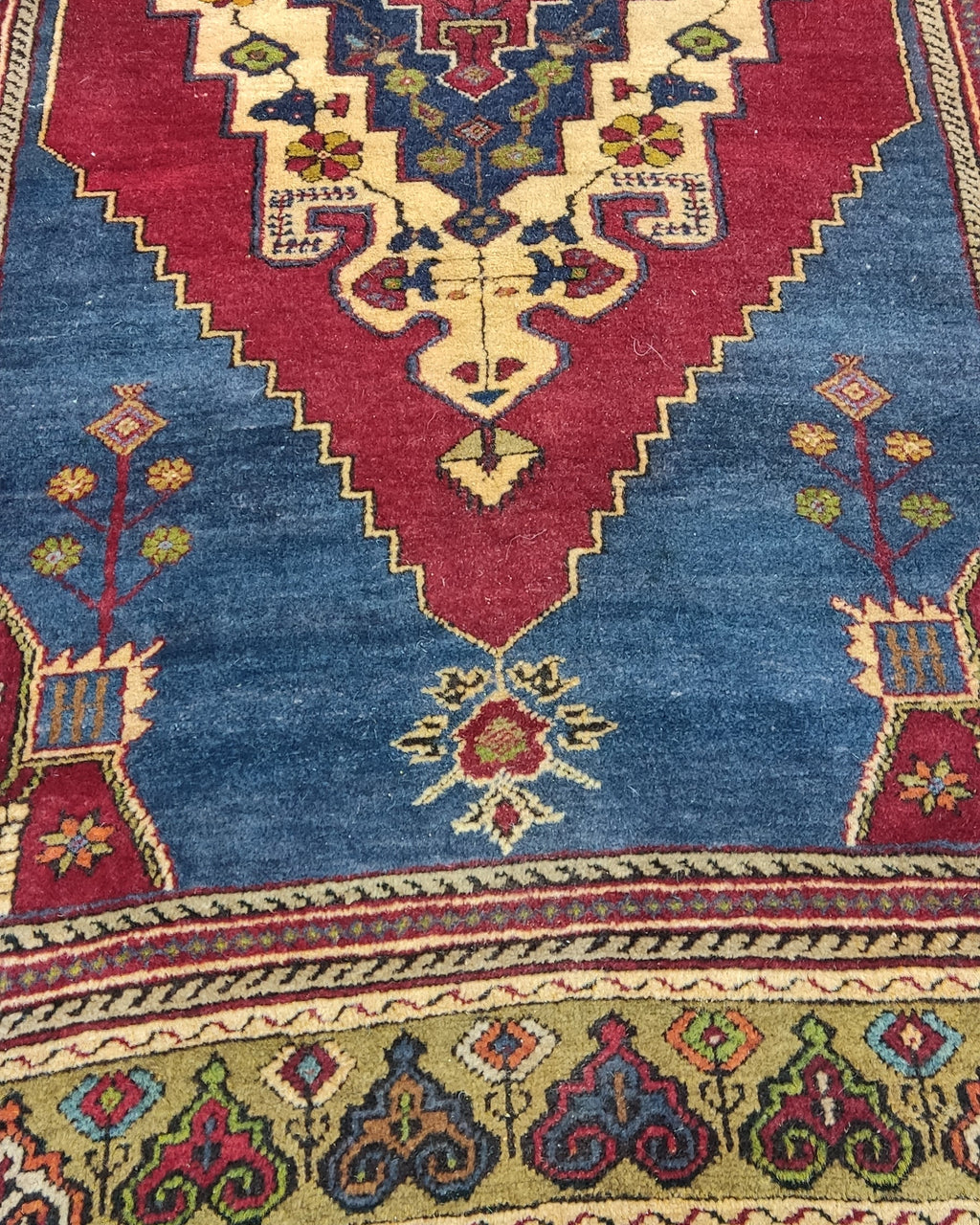 Tappeto Anatolia annodato a mano con grande medaglione geometrico nei toni del rosso e blu, misura 272x163 cm