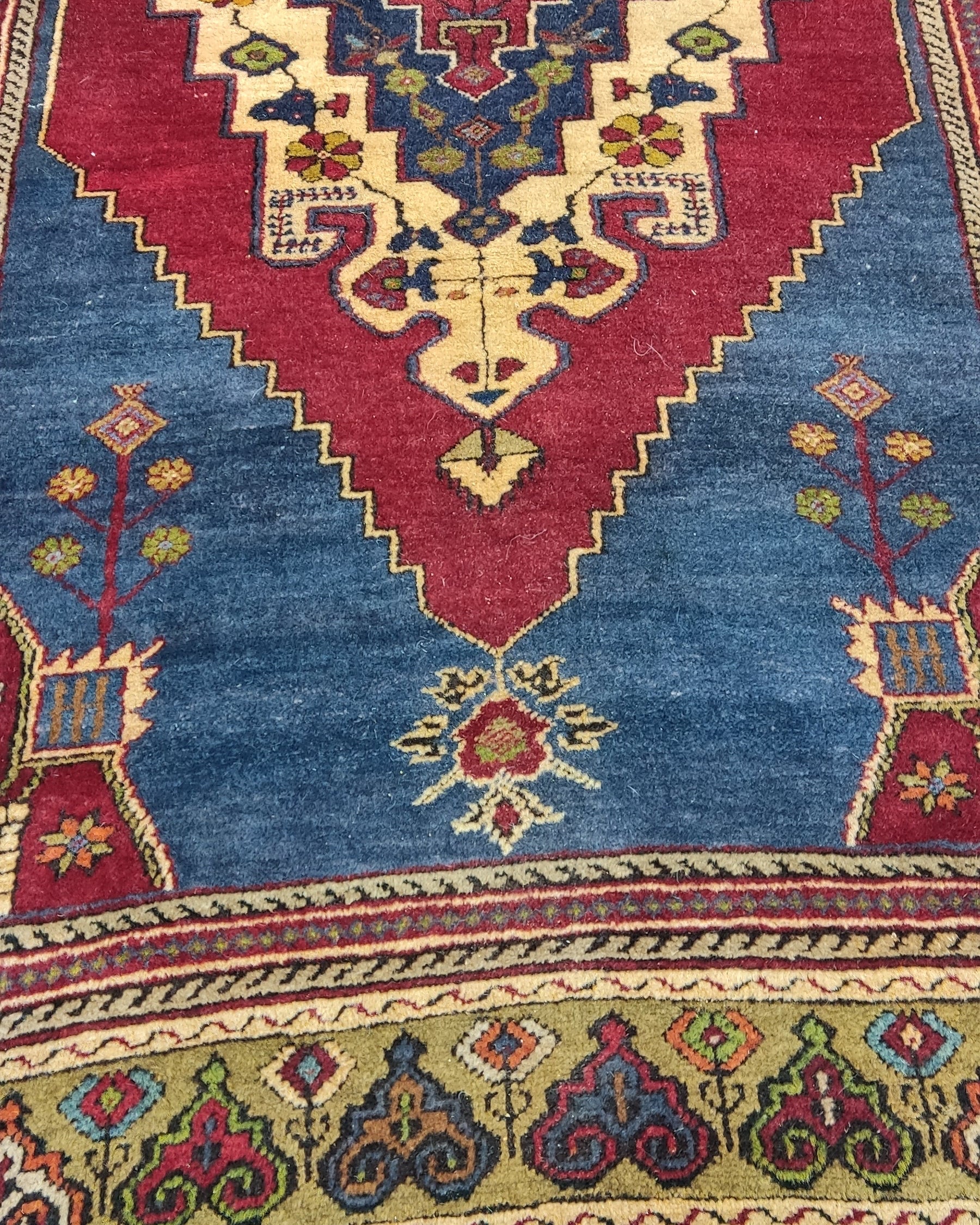 Tappeto Anatolia annodato a mano con grande medaglione geometrico nei toni del rosso e blu, misura 272x163 cm
