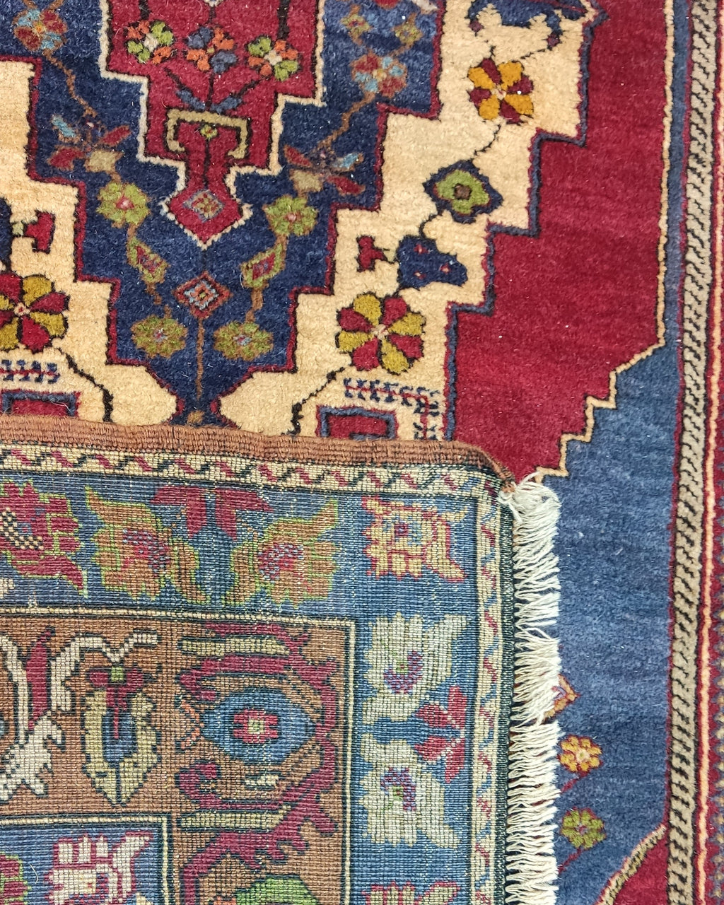 Tappeto Anatolia annodato a mano con grande medaglione geometrico nei toni del rosso e blu, misura 272x163 cm