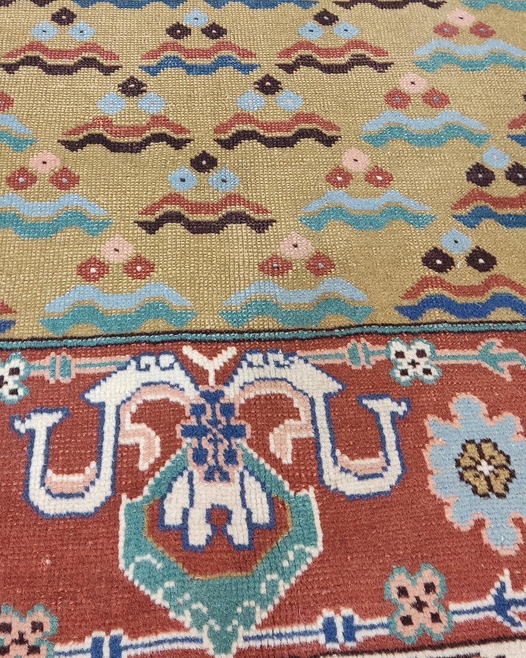 Tappeto Anatolia annodato a mano con campo avorio dorato e bordura decorativa nei toni del rosso terracotta e azzurro, misura 170x120 cm