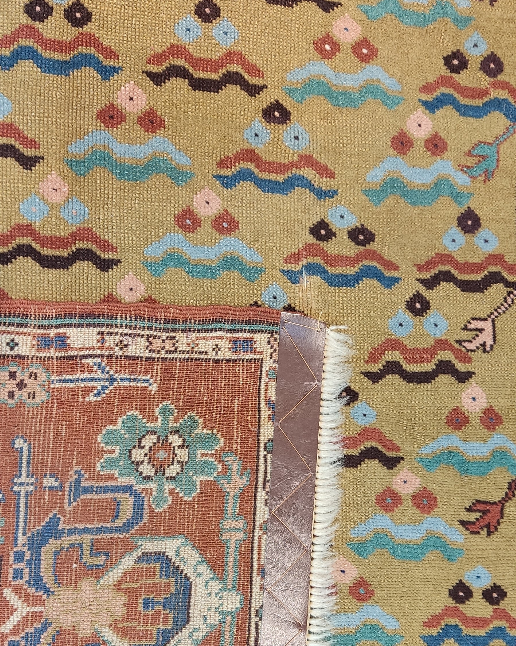Scopri la collezione di tappeti Anatolia annodati a mano. Tradizione orientale, colori raffinati e qualità artigianale per ambienti eleganti.