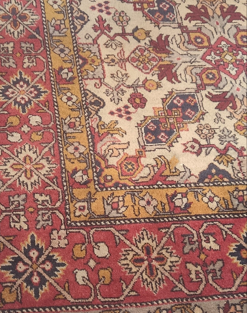 Tappeto Azero annodato a mano 205x135 cm con motivi geometrici caucasici su fondo avorio e bordure rosse decorative