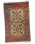 Tappeto Azero annodato a mano 205x135 cm con motivi geometrici caucasici su fondo avorio e bordure rosse decorative