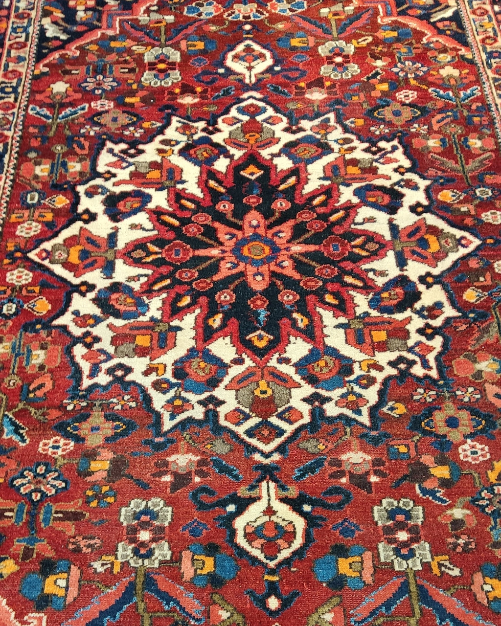 Tappeto persiano Bakhtiari annodato a mano con medaglione geometrico centrale su fondo rosso, misura 255x155 cm