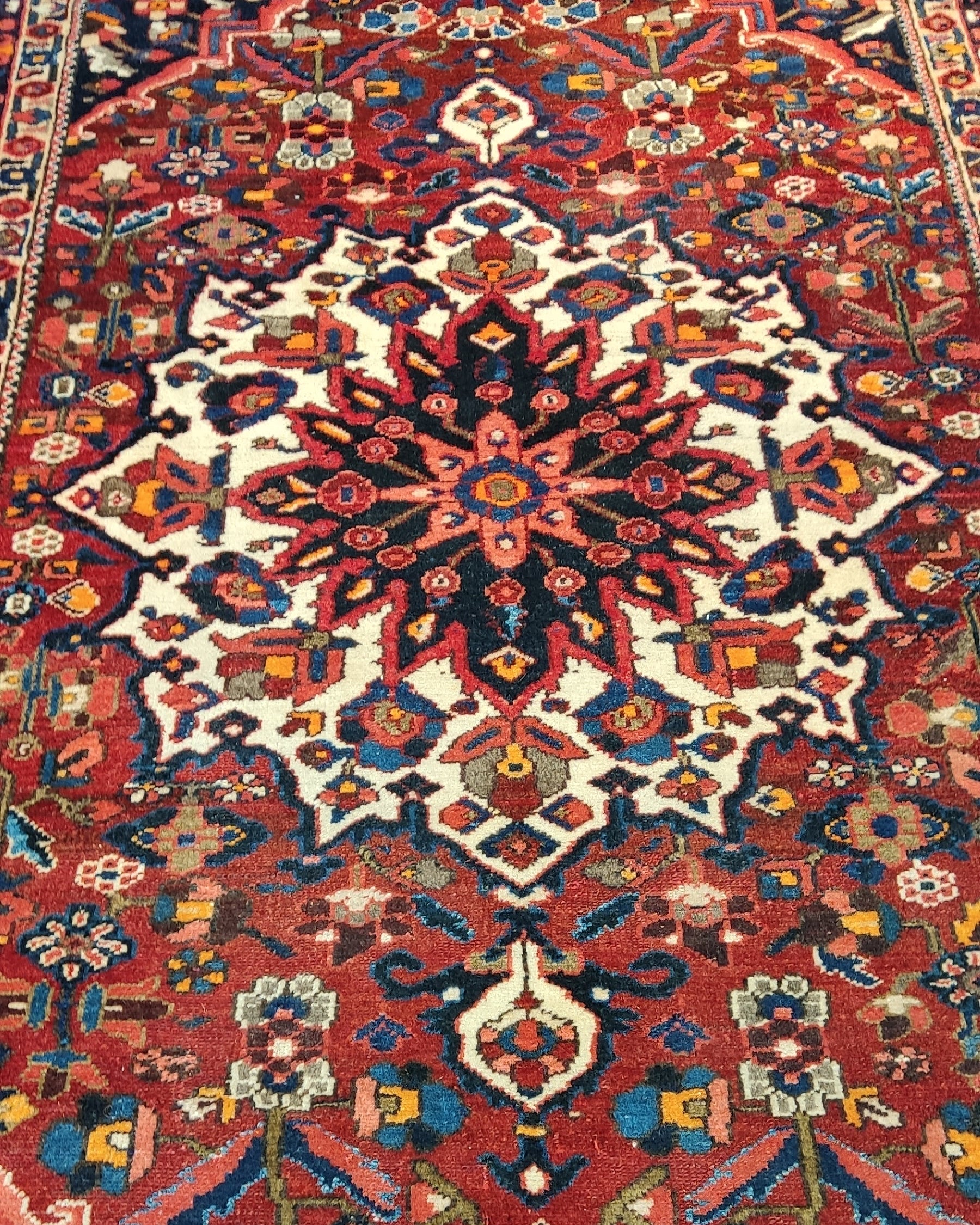 Tappeto persiano Bakhtiari annodato a mano con medaglione geometrico centrale su fondo rosso, misura 255x155 cm
