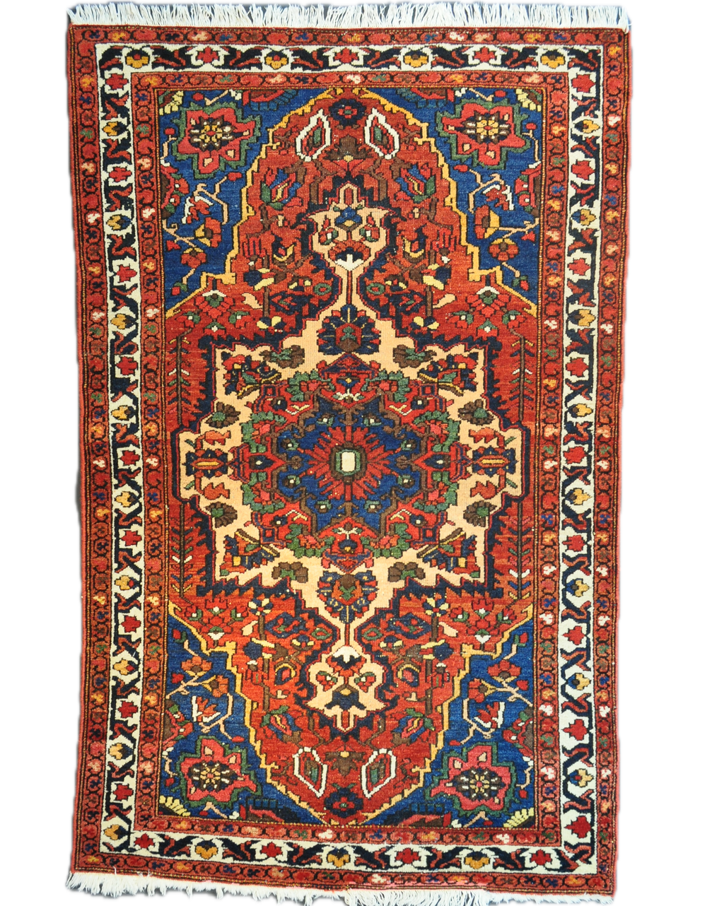 Tappeto Bakhtiari persiano annodato a mano con medaglione centrale e colori rosso, blu e avorio, misura 215x130 cm