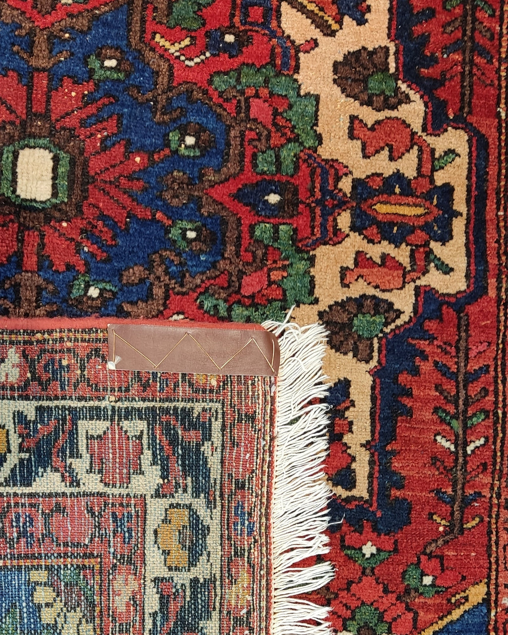 Tappeto Bakhtiari persiano annodato a mano con medaglione centrale e colori rosso, blu e avorio, misura 215x130 cm