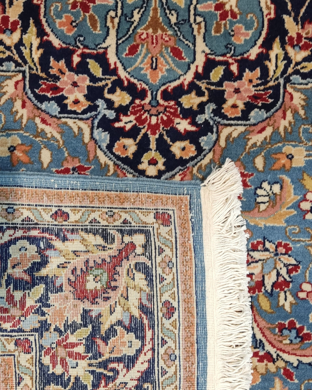 Tappeto Berkana annodato a mano con fondo azzurro e ricchi motivi floreali persiani, misura 230x160 cm