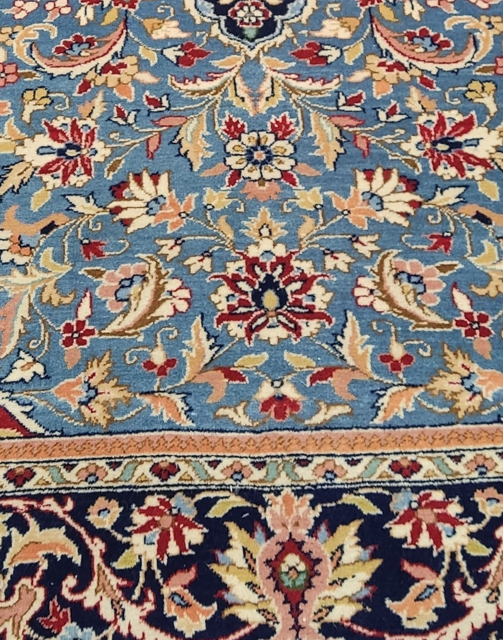 Tappeto Berkana annodato a mano con fondo azzurro e ricchi motivi floreali persiani, misura 230x160 cm