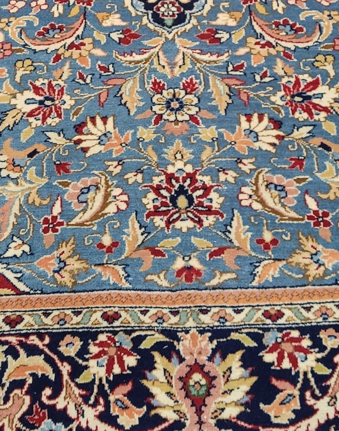 Tappeto Berkana annodato a mano con fondo azzurro e ricchi motivi floreali persiani, misura 230x160 cm