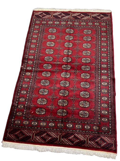Tappeto Bukhara pakistano usato rosso 200x130 cm con disegno geometrico a gul