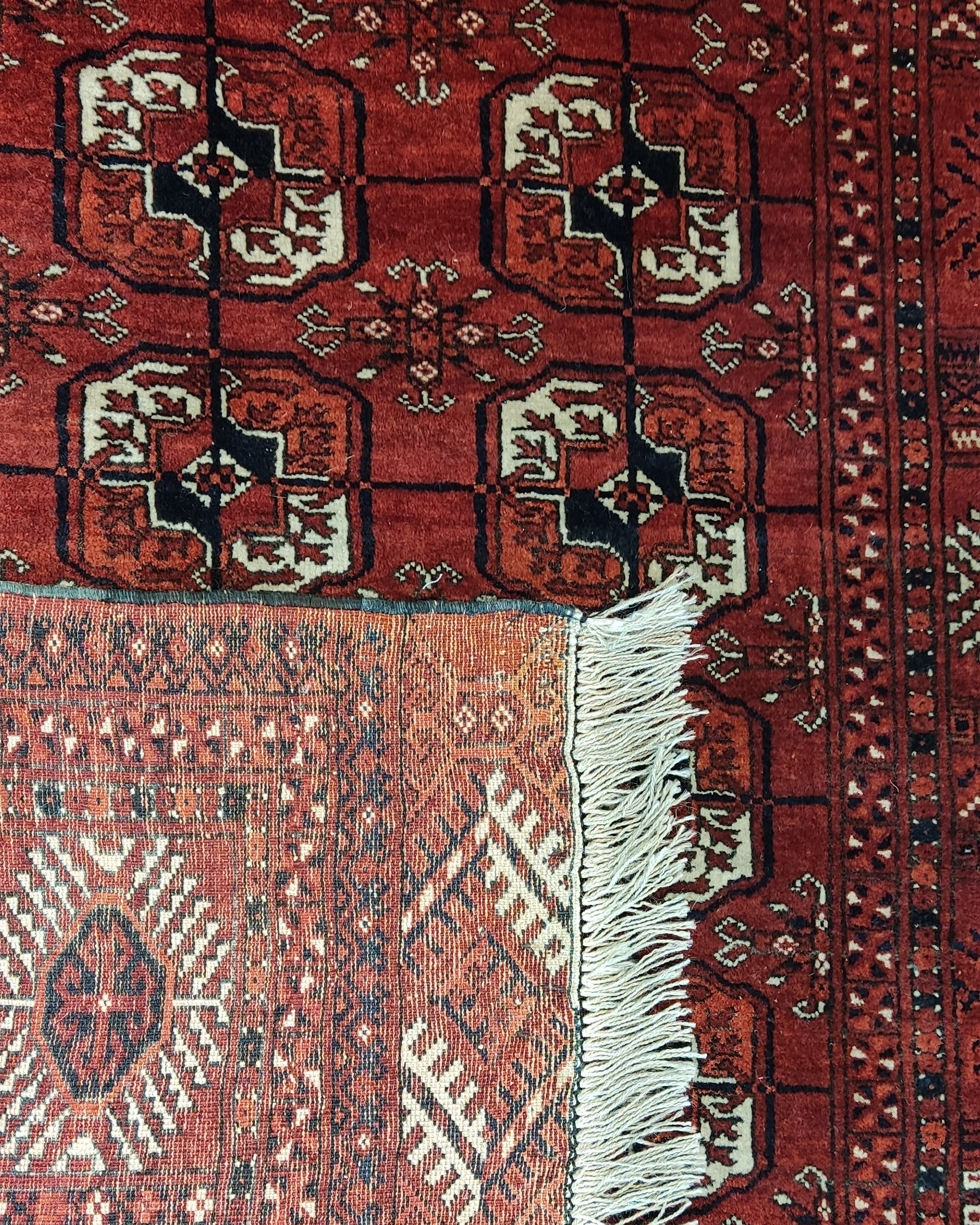 Tappeto Bukhara Russo annodato a mano con motivi Gul geometrici su fondo rosso, misura 210x130 cm