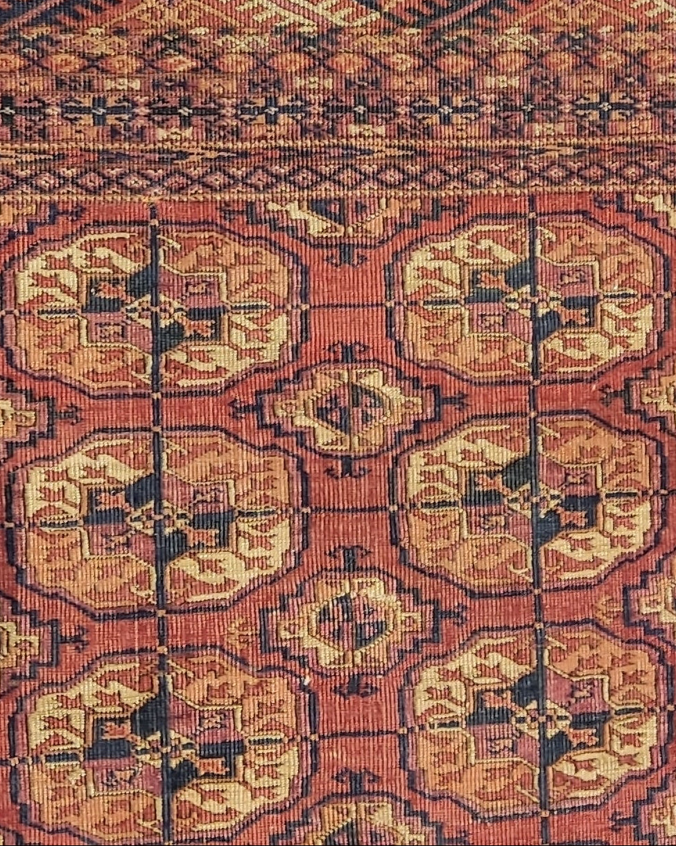 Tappeto Bukhara Russo Antico annodato a mano con tradizionali motivi gul su fondo rosso, misura 170x130 cm