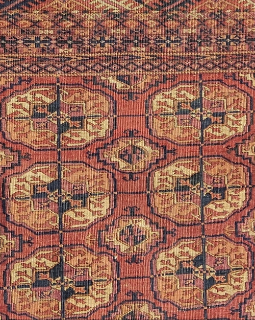 Tappeto Bukhara Russo Antico annodato a mano con tradizionali motivi gul su fondo rosso, misura 170x130 cm