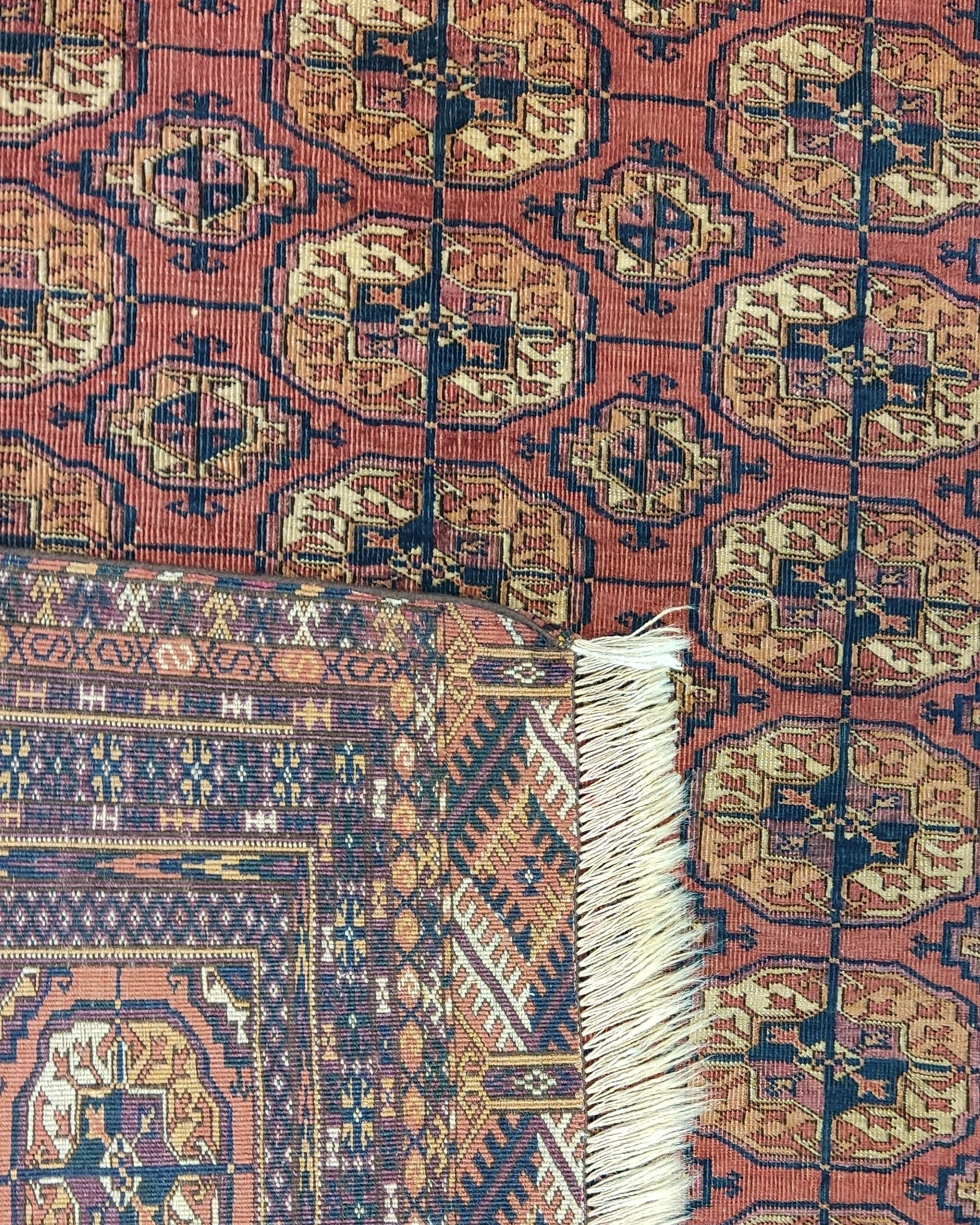 Tappeto Bukhara Russo Antico annodato a mano con tradizionali motivi gul su fondo rosso, misura 170x130 cm