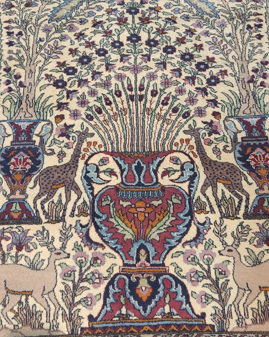 Tappeto doppio nodo Pakistan annodato a mano con motivo Albero della Vita e decorazioni floreali, misura 220x141 cm