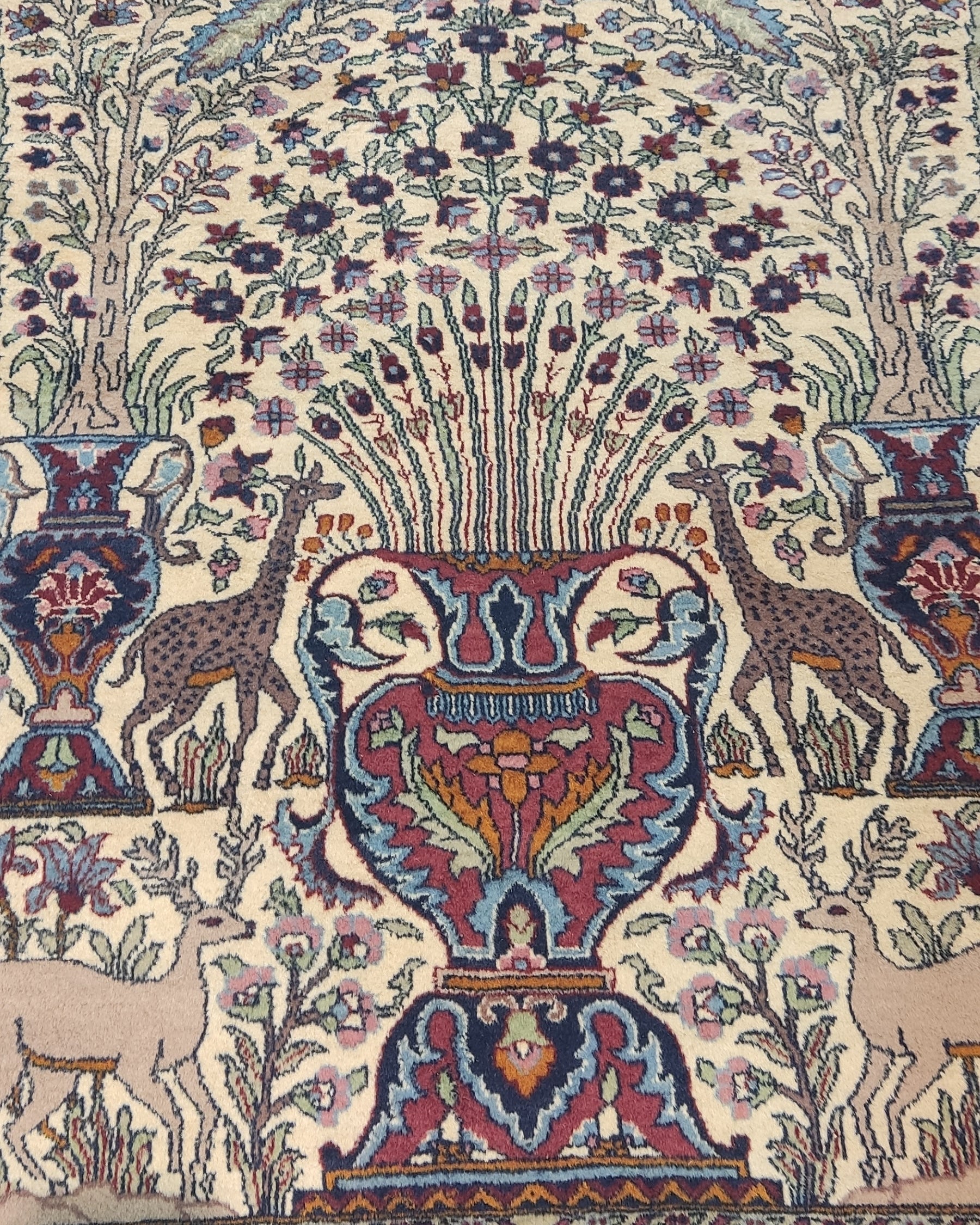 Tappeto doppio nodo Pakistan annodato a mano con motivo Albero della Vita e decorazioni floreali, misura 220x141 cm