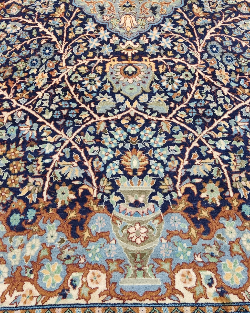 Tappeto doppio nodo Pakistan annodato a mano con medaglione centrale azzurro e decorazioni floreali su fondo blu notte, misura 256x151 cm