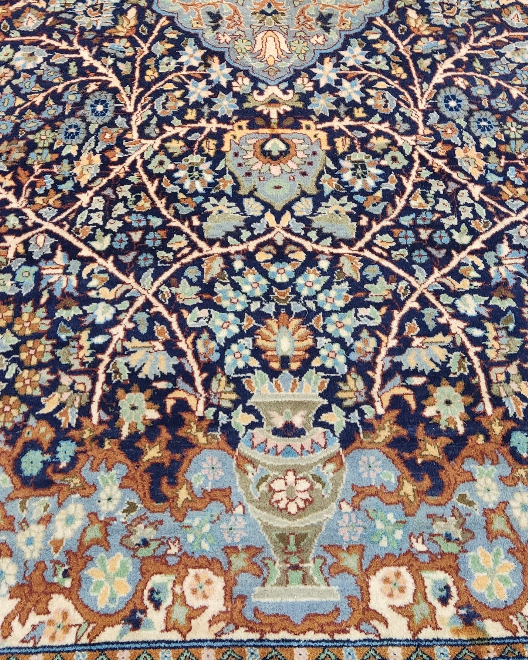 Tappeto doppio nodo Pakistan annodato a mano con medaglione centrale azzurro e decorazioni floreali su fondo blu notte, misura 256x151 cm