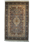 Tappeto doppio nodo Pakistan annodato a mano con medaglione centrale azzurro e decorazioni floreali su fondo blu notte, misura 256x151 cm