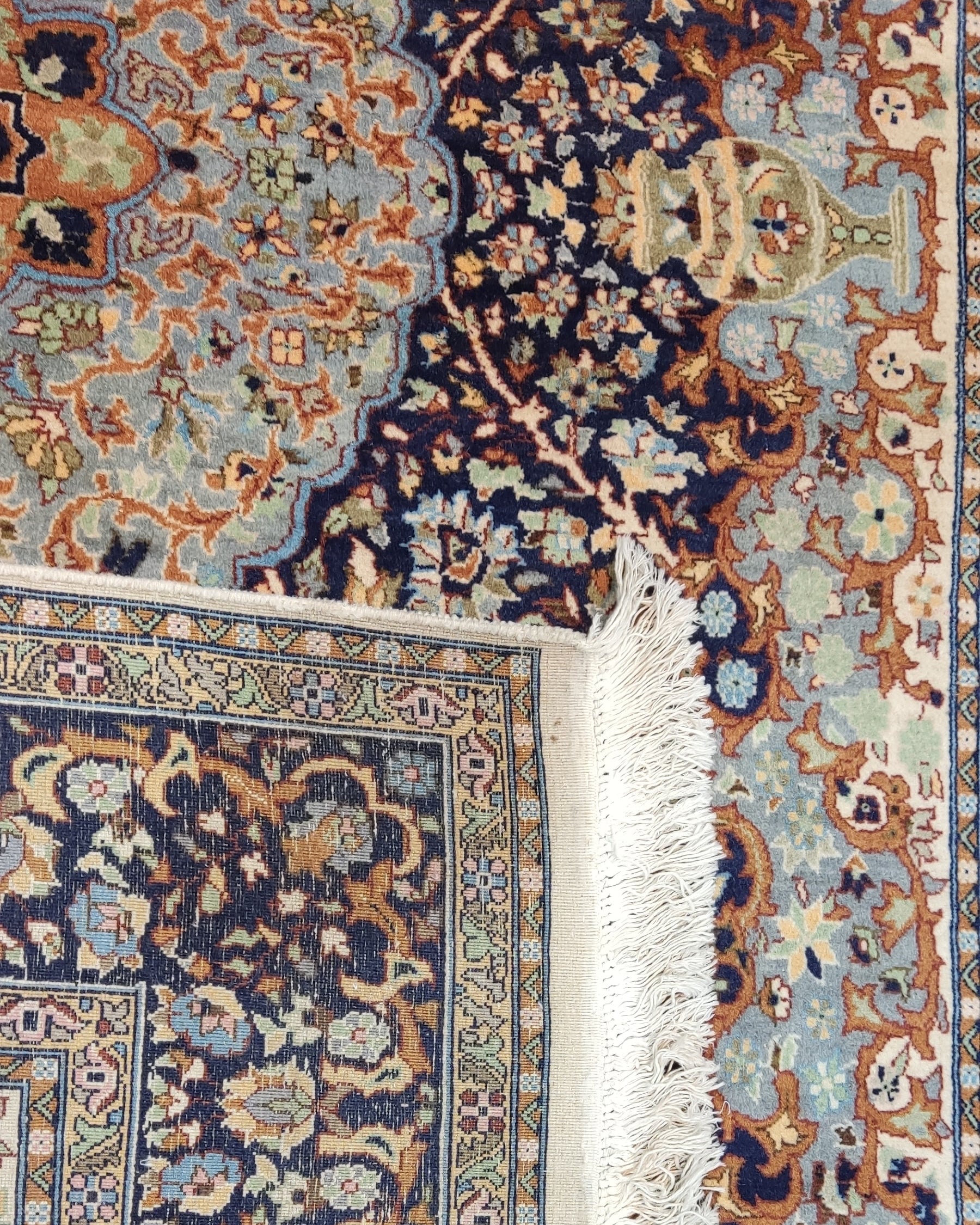 Tappeto doppio nodo Pakistan annodato a mano con medaglione centrale azzurro e decorazioni floreali su fondo blu notte, misura 256x151 cm