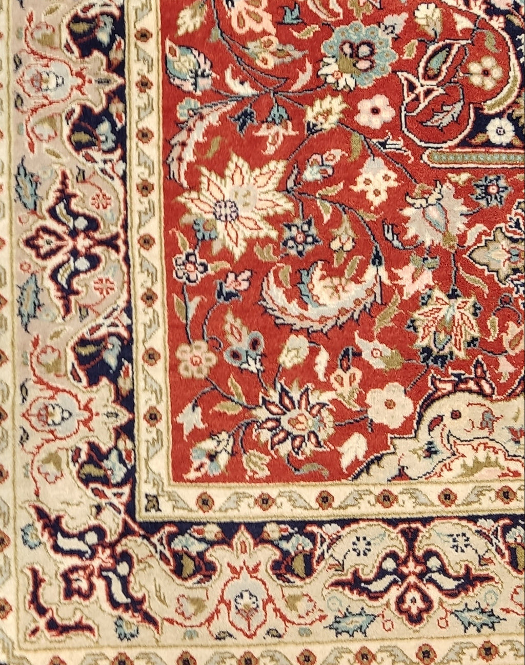 Tappeto persiano a doppio nodo annodato a mano con medaglione centrale floreale su fondo rosso, misura 155x95 cm