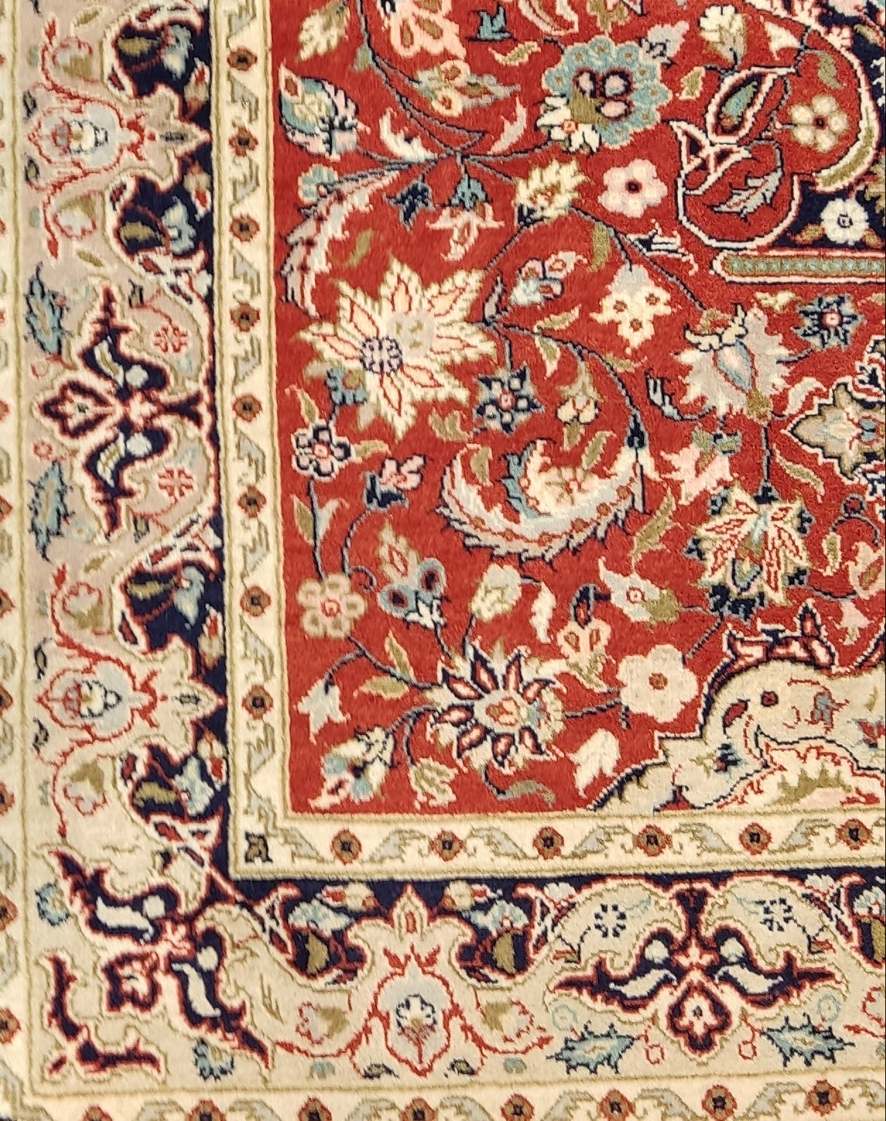 Tappeto persiano a doppio nodo annodato a mano con medaglione centrale floreale su fondo rosso, misura 155x95 cm