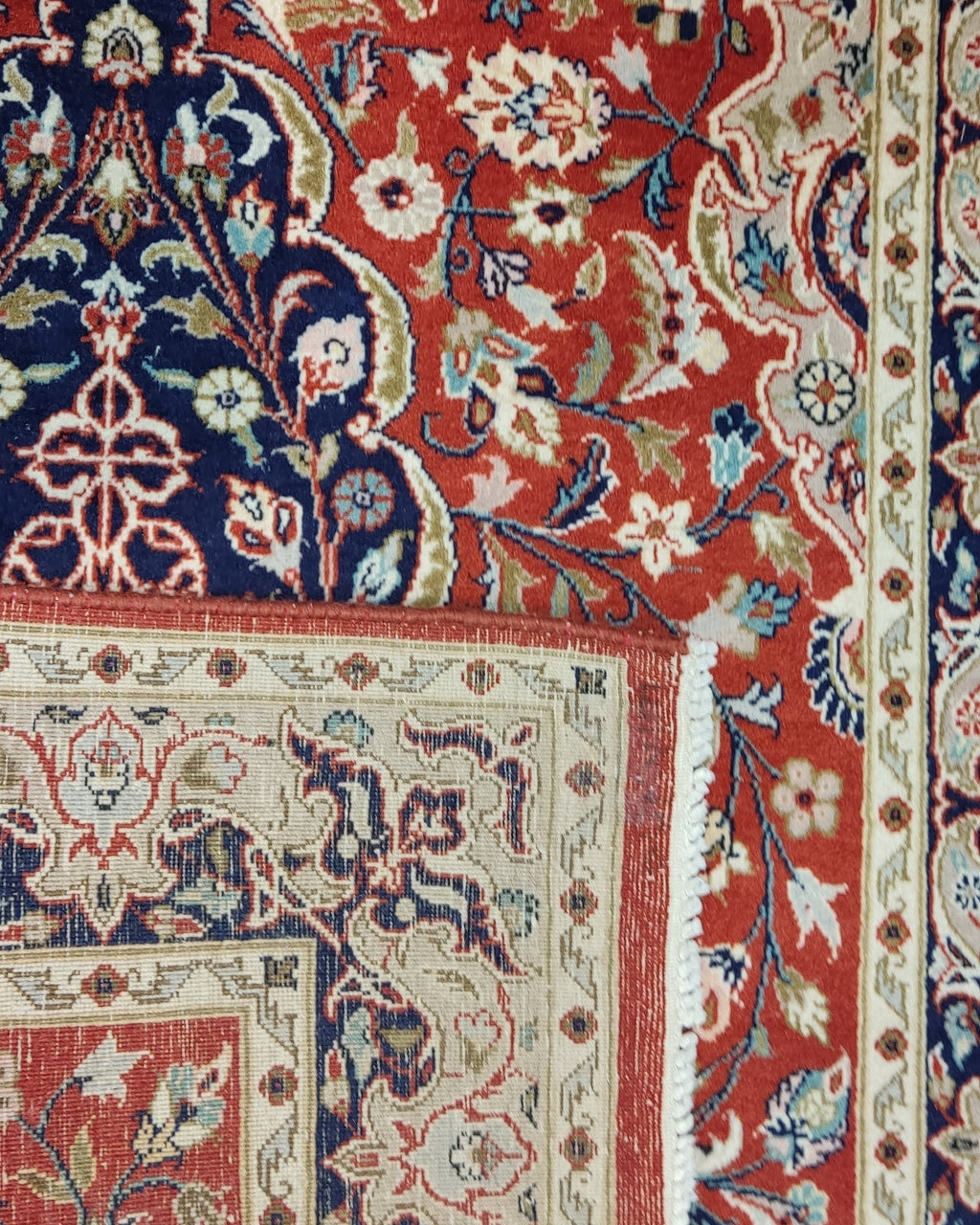 Tappeto persiano a doppio nodo annodato a mano con medaglione centrale floreale su fondo rosso, misura 155x95 cm